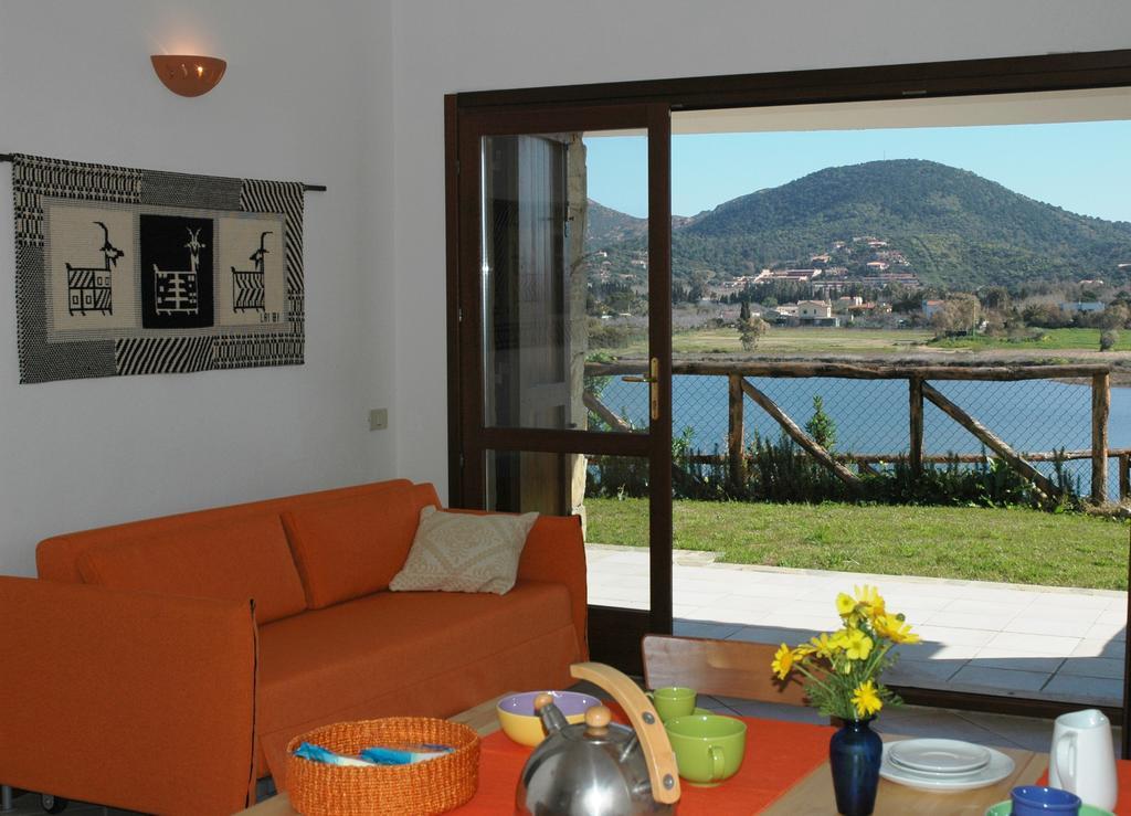Case Sul Mare Residenze Di Bes Chia Exterior photo