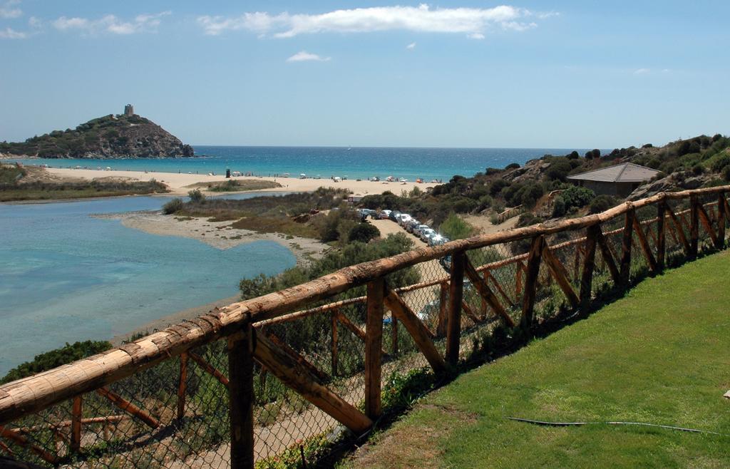 Case Sul Mare Residenze Di Bes Chia Exterior photo