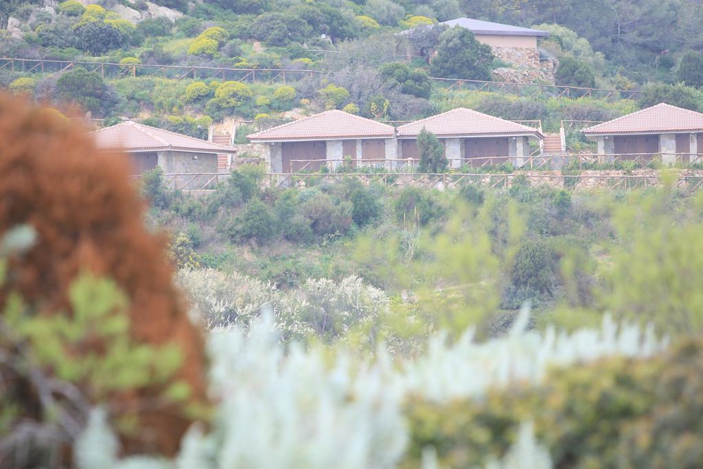 Case Sul Mare Residenze Di Bes Chia Exterior photo